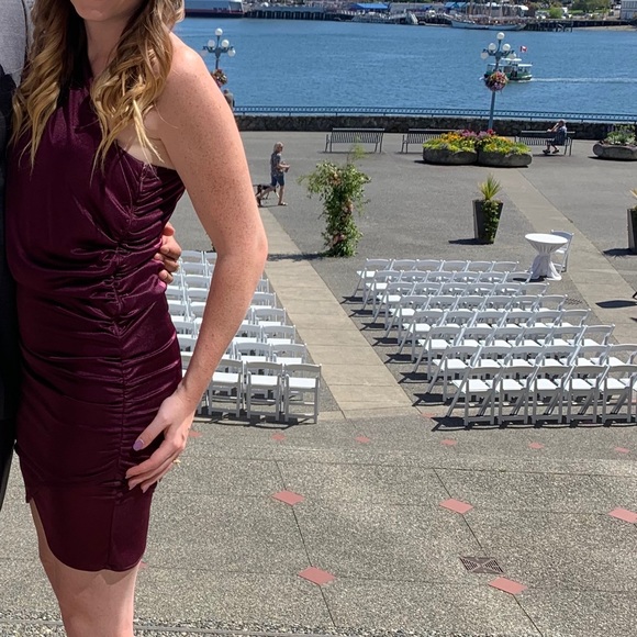 Le Chateau one shoulder ruched dress - Picture 5 of 5